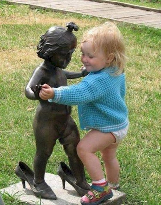 people-and-statues-10